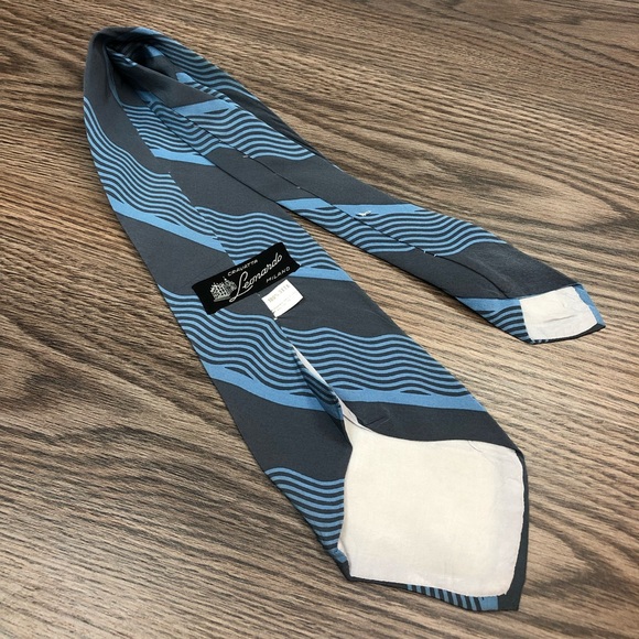 Leonardo Blue w/ White Swirl Stripe Silk Tie - Picture 2 of 4